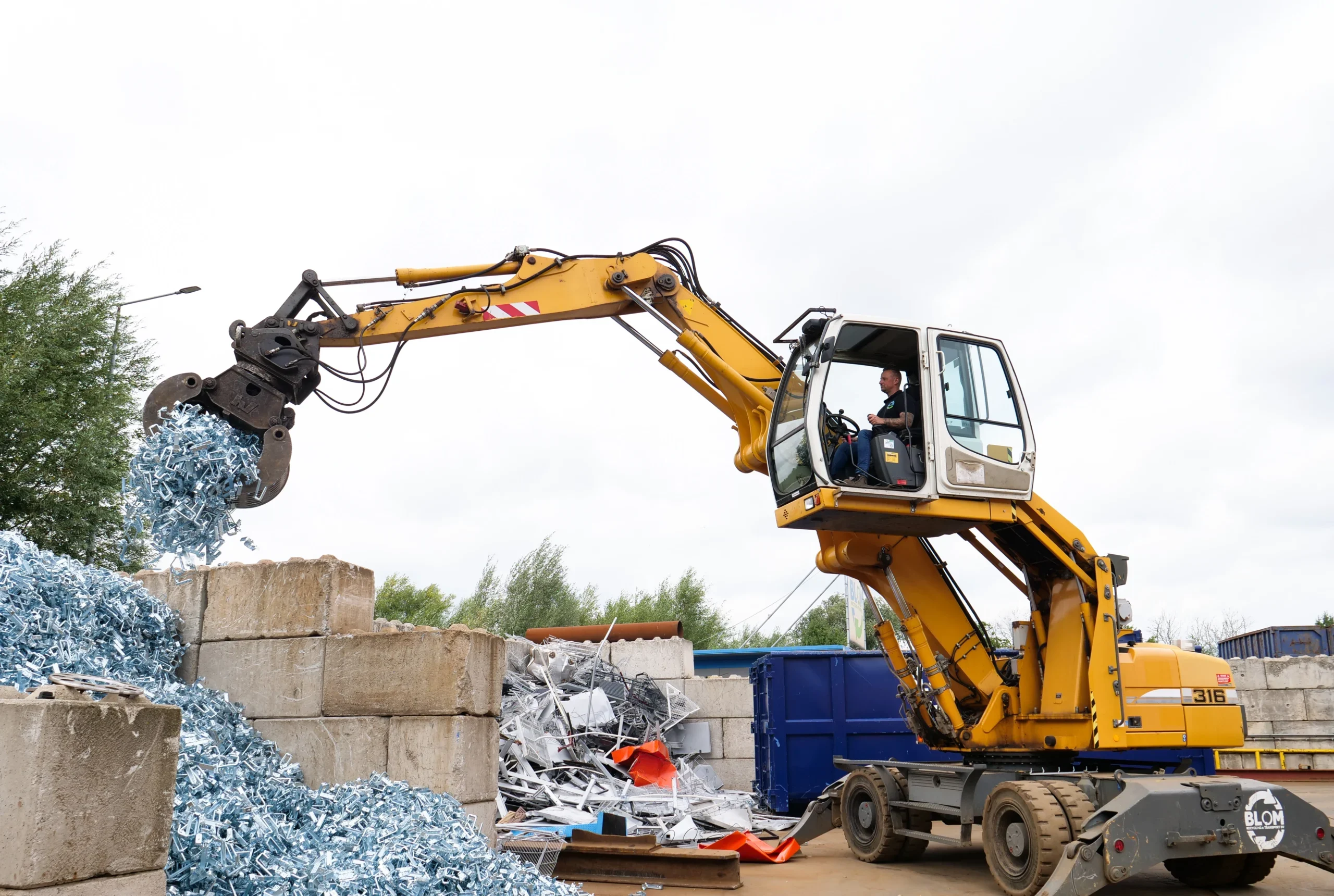Mobiele kraan van Blom Recycling
